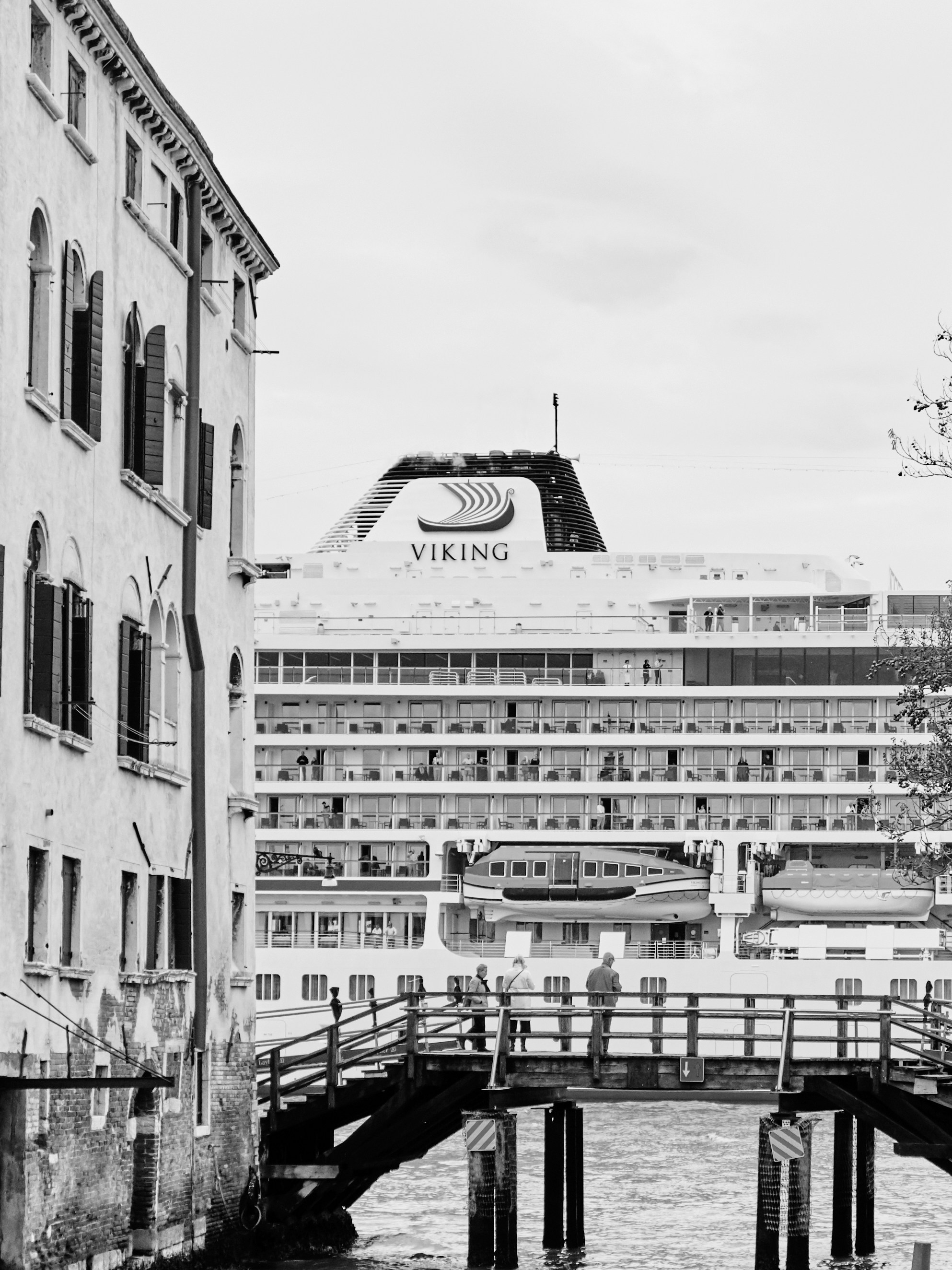 photo-1557213419-1482820b88f4