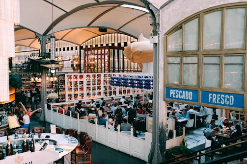 A vibrant photo capturing the bustling atmosphere of Restaurante Central's dining room during peak hours.