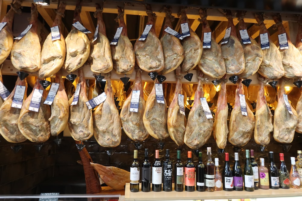 Serrano ham te koop op een markt in Spanje