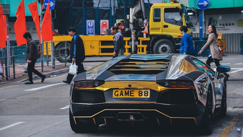 Černožlutý sporťák na silnici