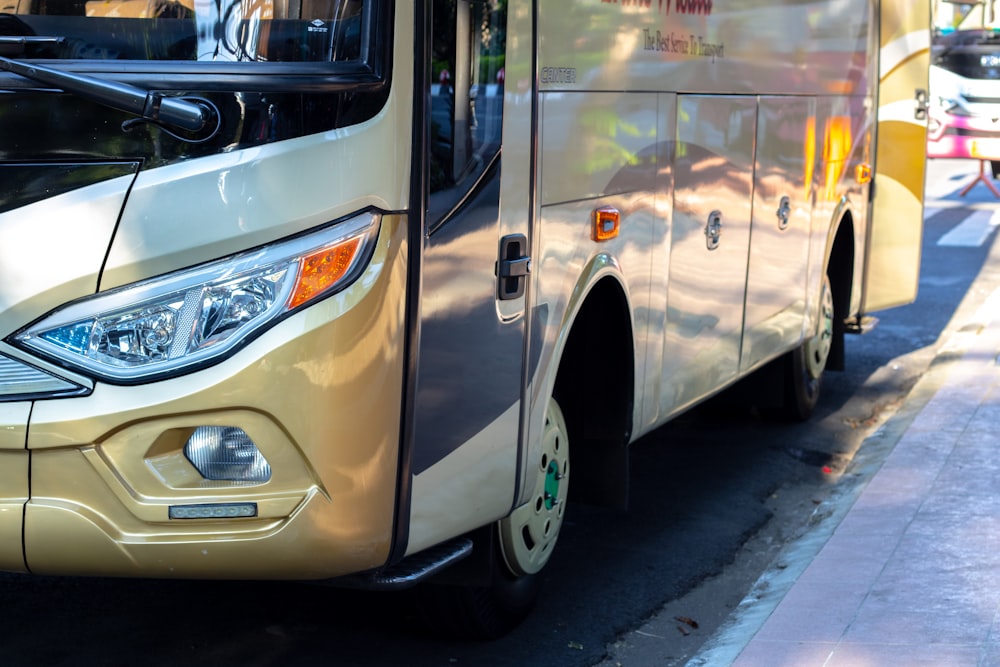 bus blanc et marron