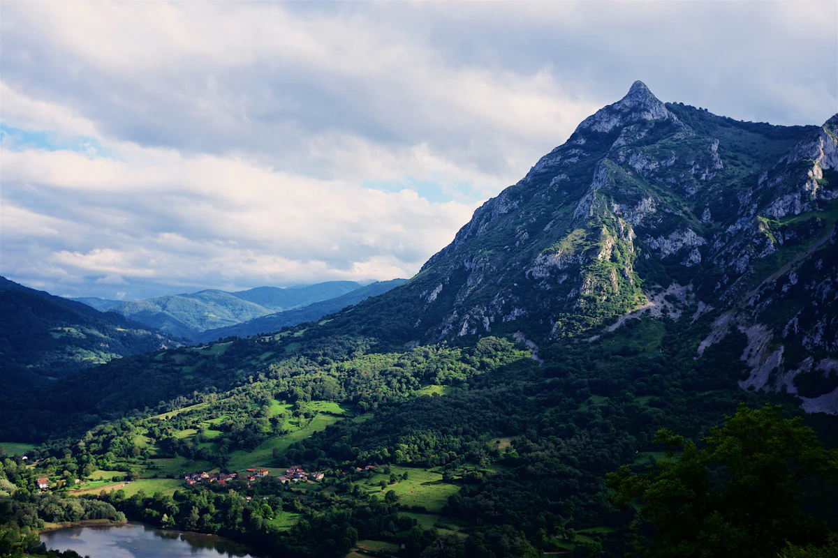 Montañas sobre un valle verde