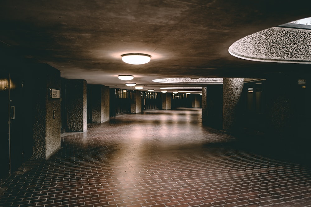 couloir vide avec les lumières allumées