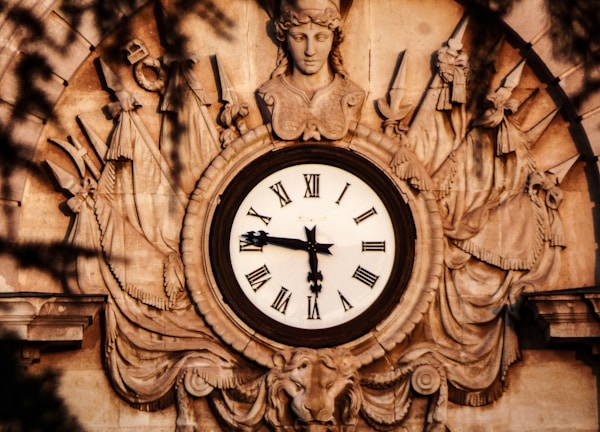 Jolie horloge stylée sur monument public