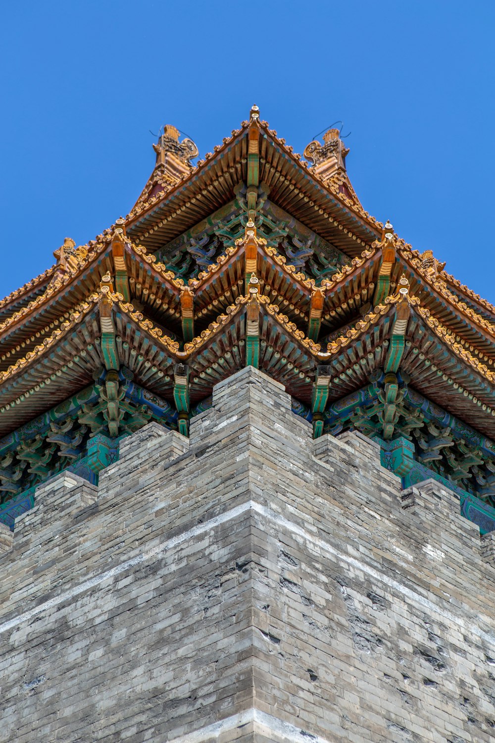 Fotografia dal basso del tempio della pagoda marrone