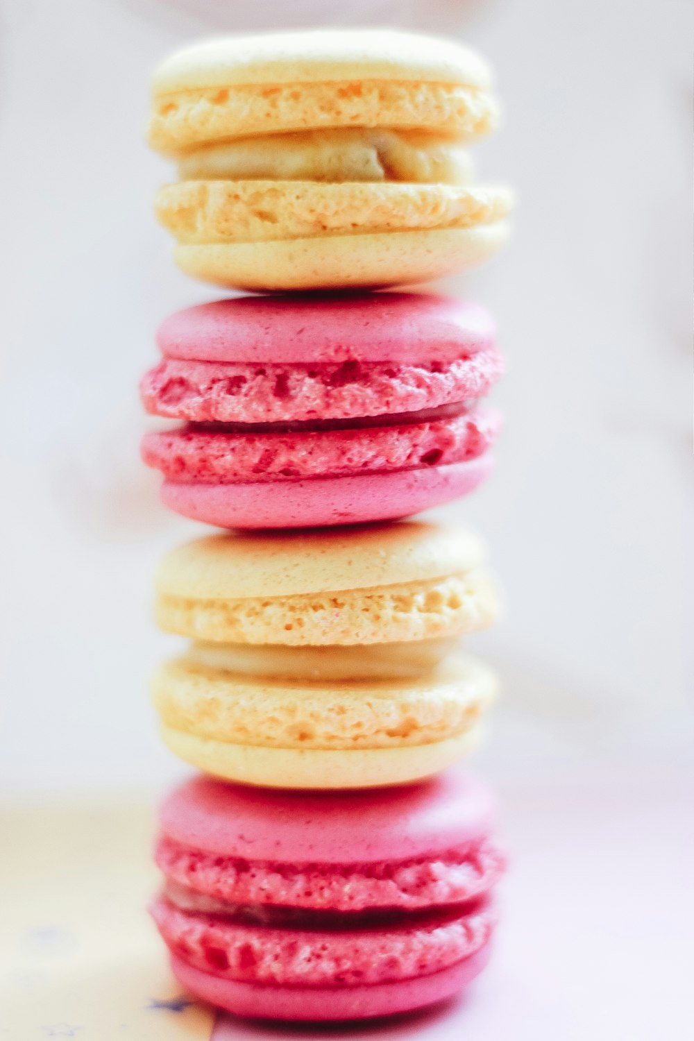 quatro macarons franceses empilhados