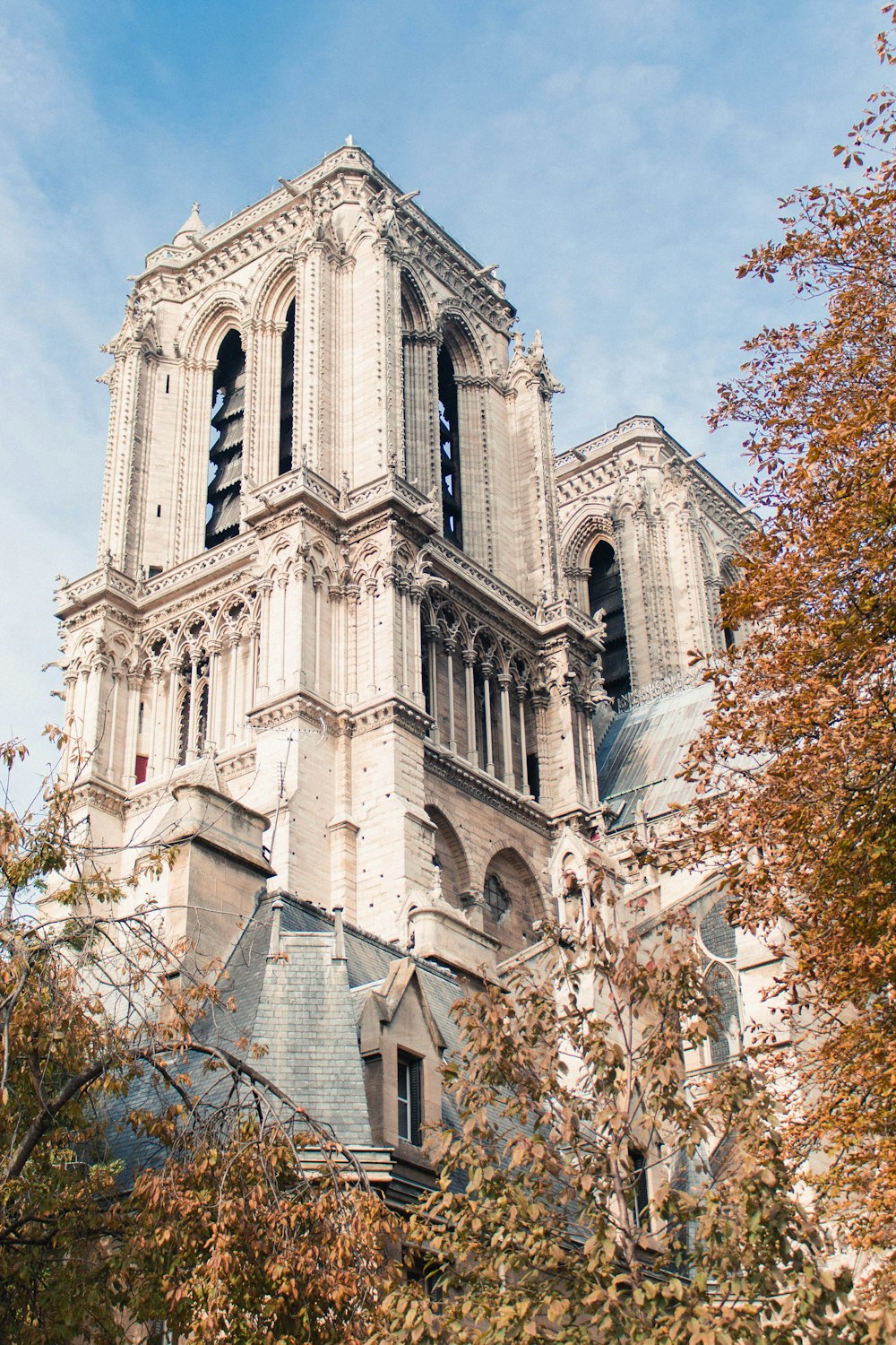 Notre Dame en París bajo un cielo azul y blanco