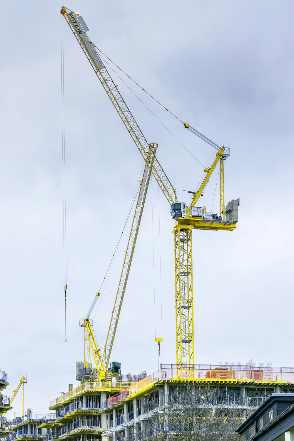 grue en métal jaune