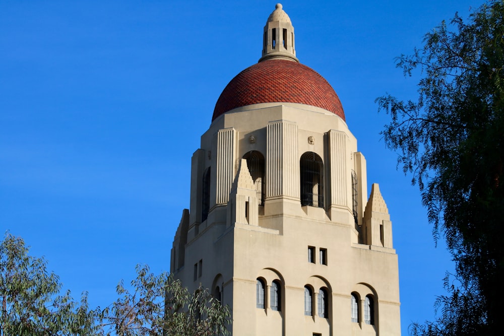 Foto architettonica di un edificio beige e marrone