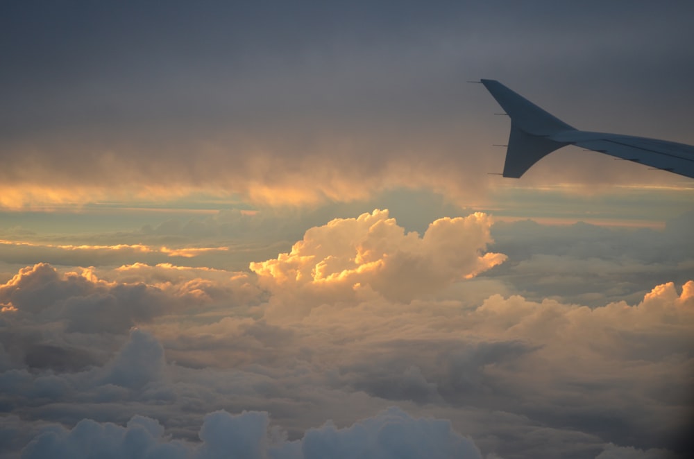 Ein Blick auf den Flügel eines Flugzeugs am Himmel