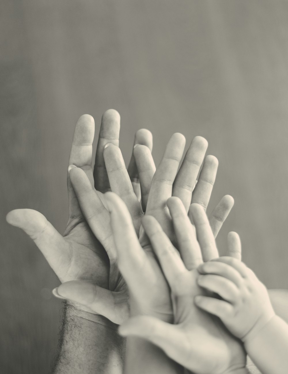 Graustufenfoto der Hände der Familie