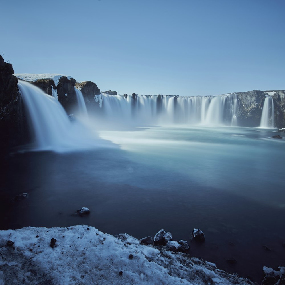 Cascata con neve