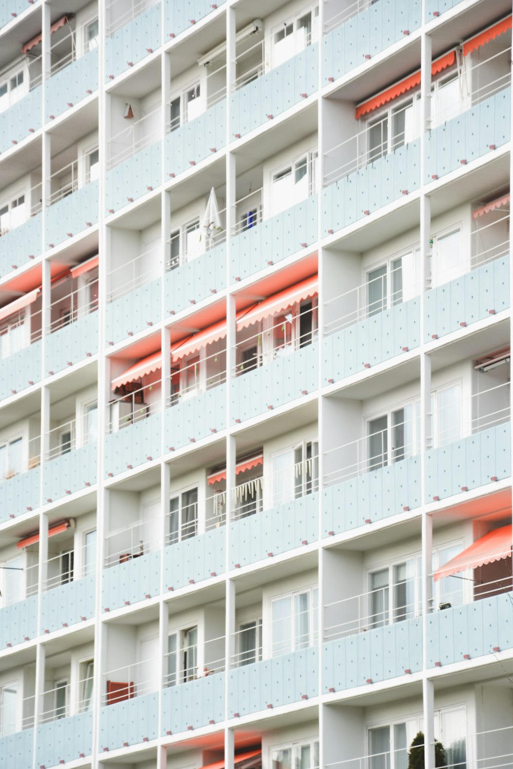 edificio in cemento bianco durante il giorno