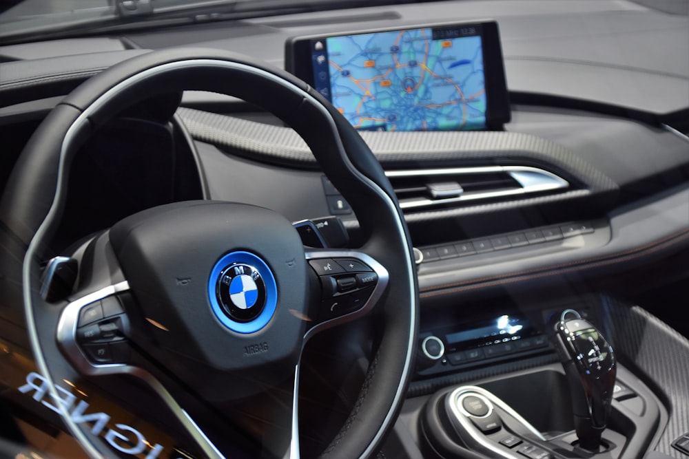 foto de enfoque superficial del volante negro de BMW