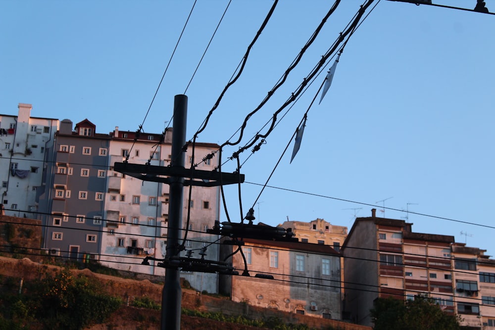 建物のある山の近くの黒い電柱