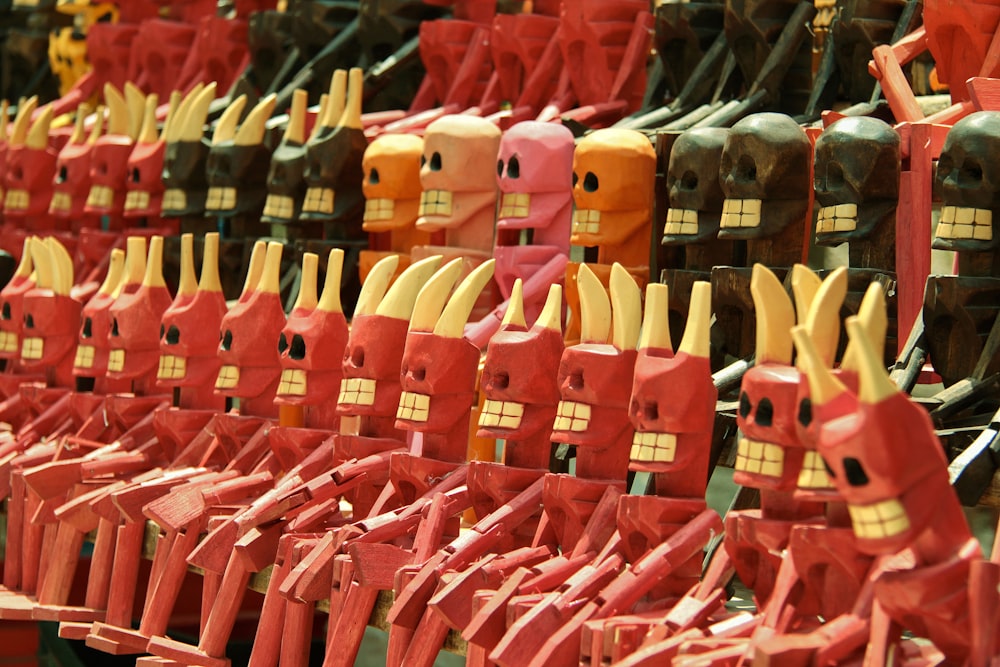 lote de figuritas de madera de calaveras de colores variados