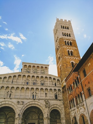 Front view of Catedral Nossa Senhora de Fátima with clear blue sky background