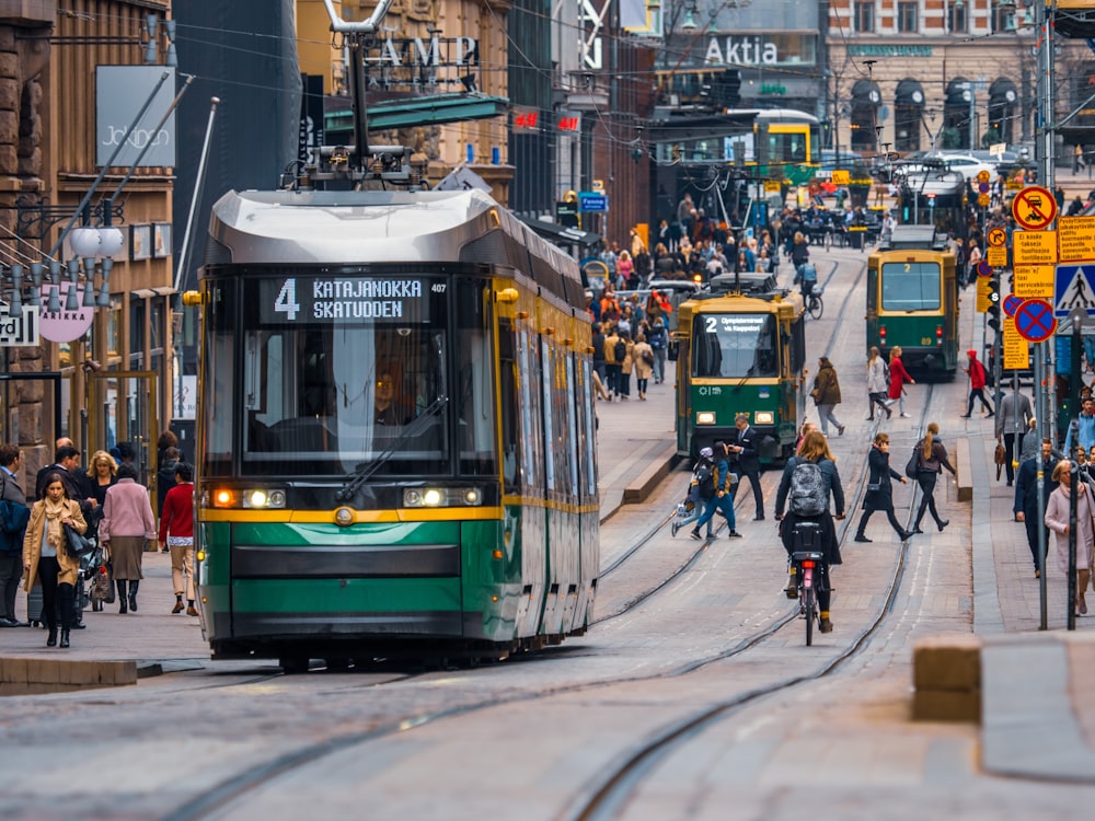 Tranvía urbano verde y amarillo