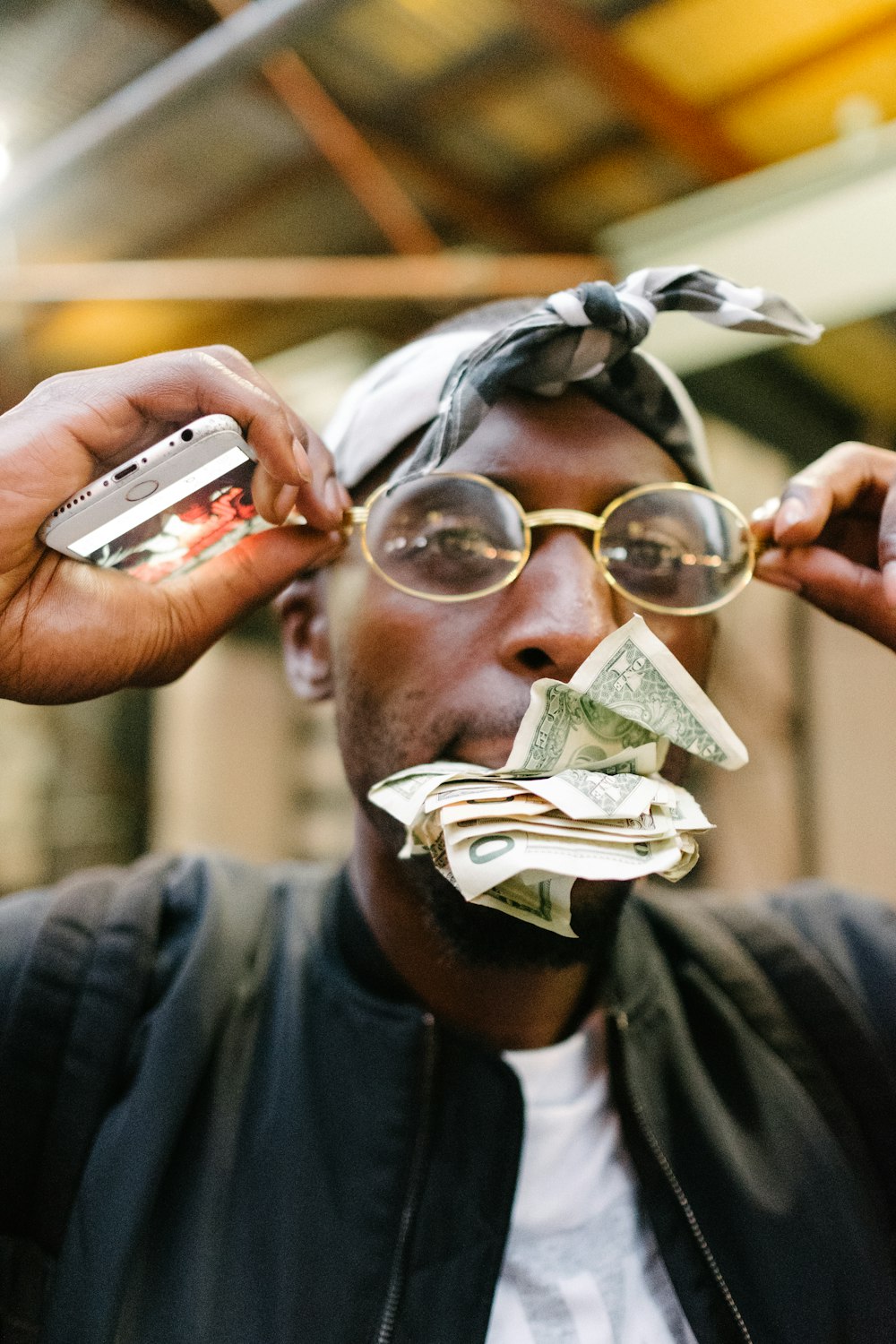 Homme portant des lunettes