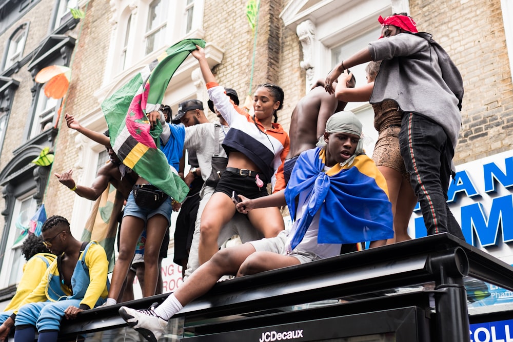 personnes debout sur le toit d’un camion