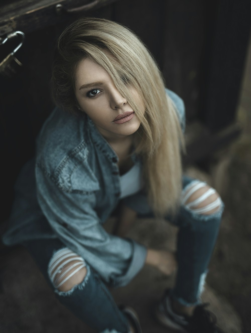 Mujer con chaqueta de mezclilla azul