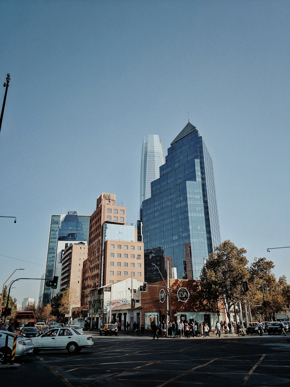 Edificios de hormigón gris y marrón