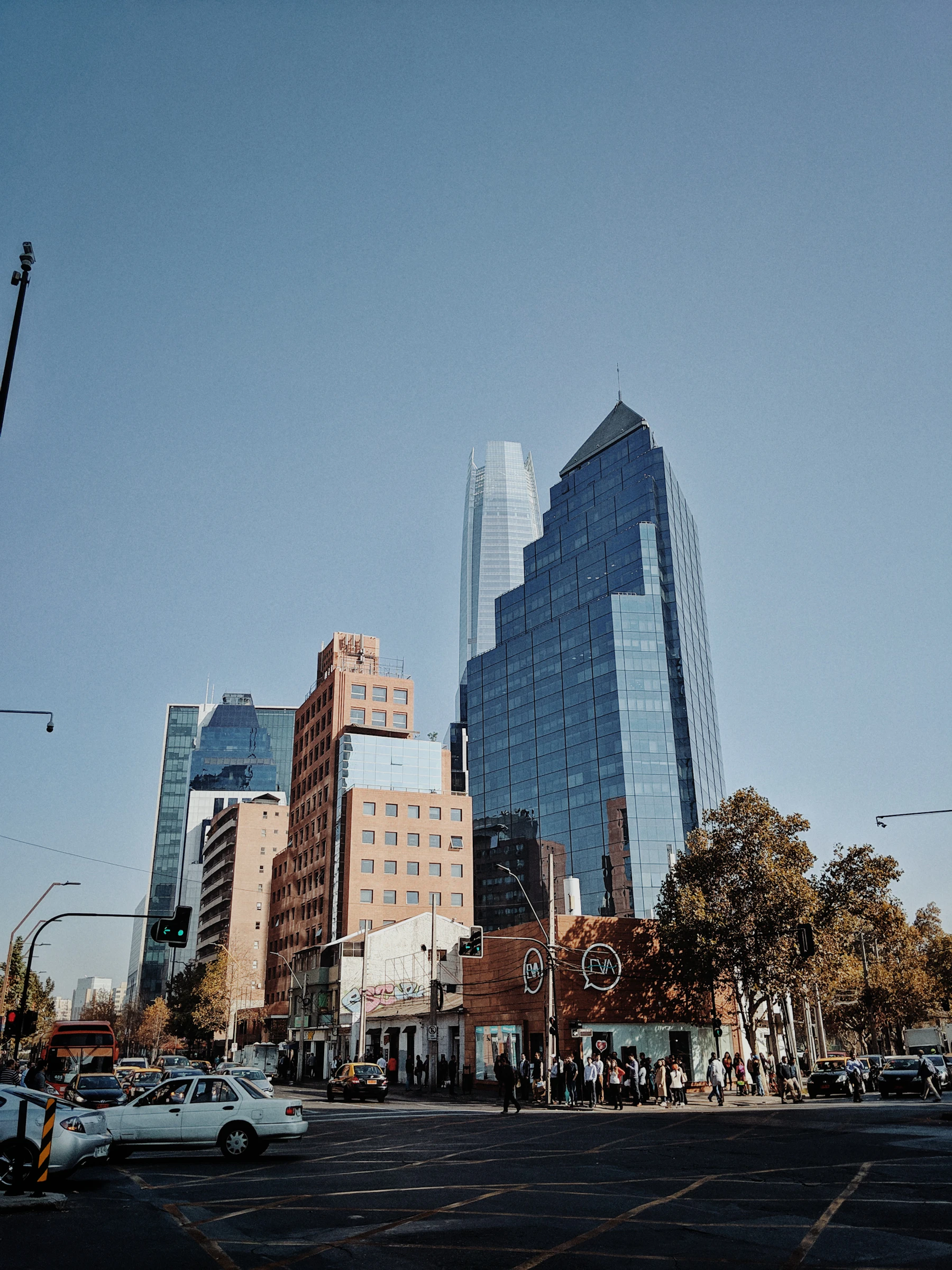 Edificios de hormigón y vidrio en el centro de Santiago