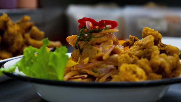 Close-up of a vibrant plate with golden catfish, jumbo shrimp, and a refreshing southern lemonade.