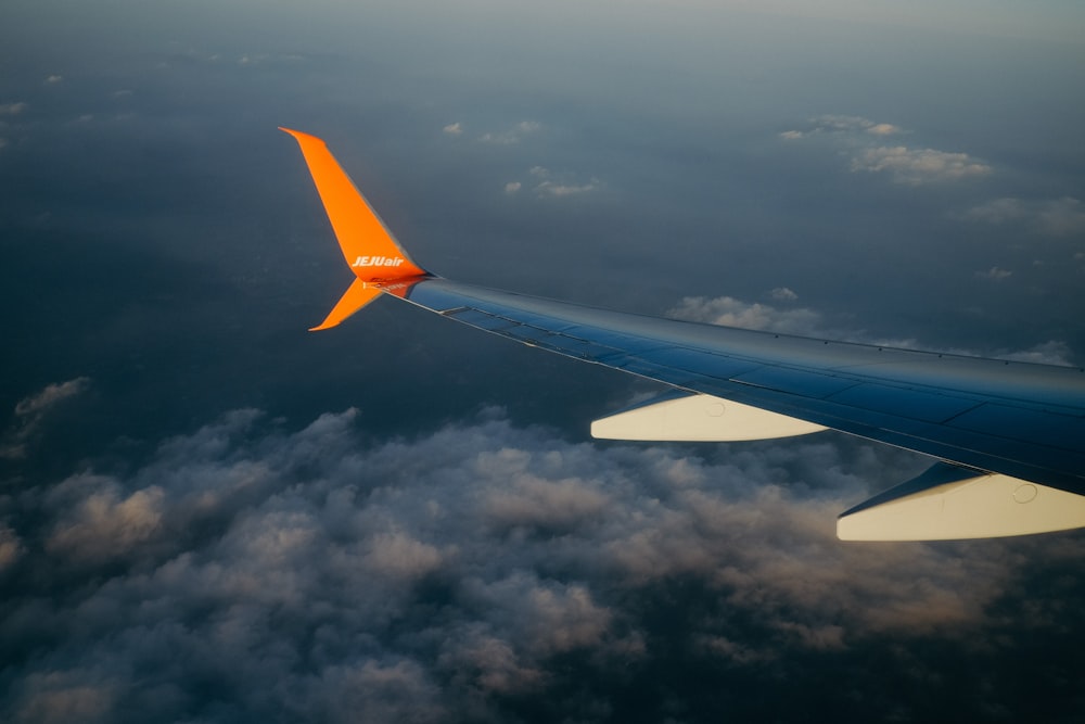 blaues und orangefarbenes Flugzeug linker Flügel