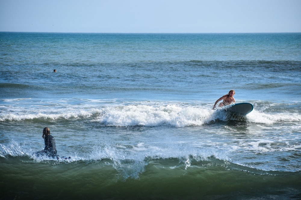 Homem em cima da prancha de surf perto da costa do mar