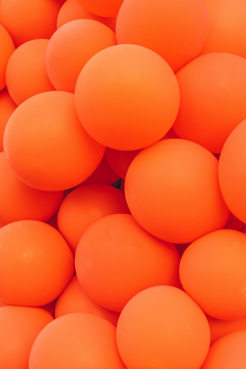 orangefarbenes Ballgrundstück