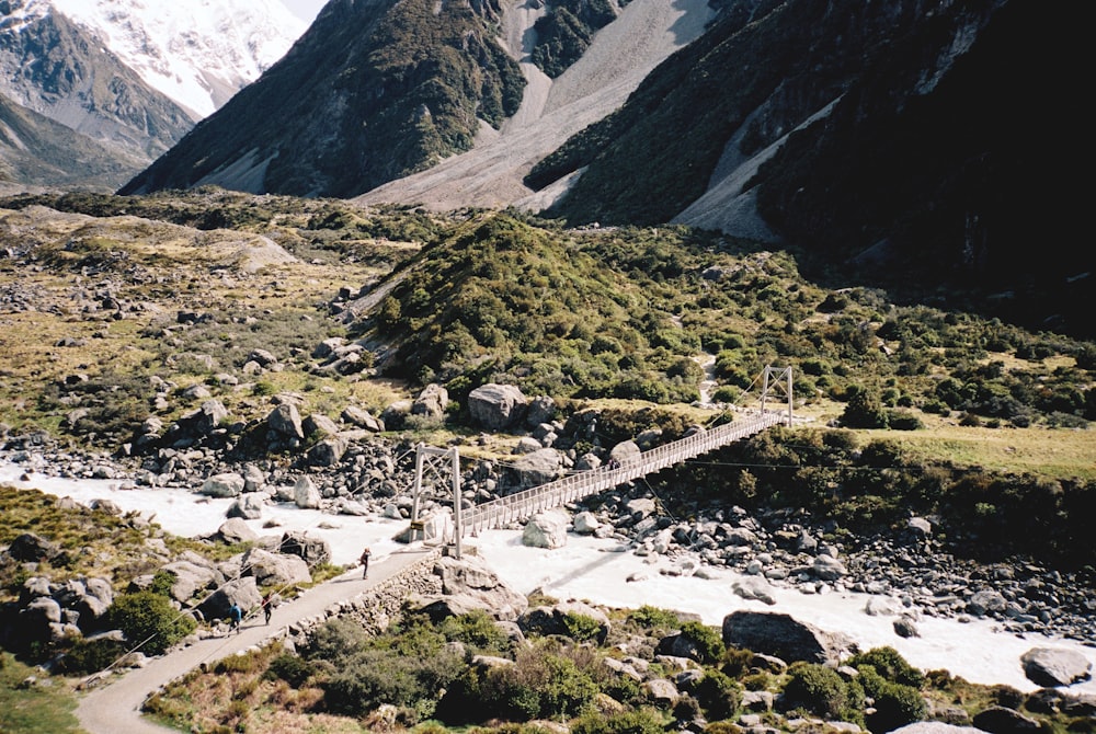 ponte vicino alla montagna durante il giorno