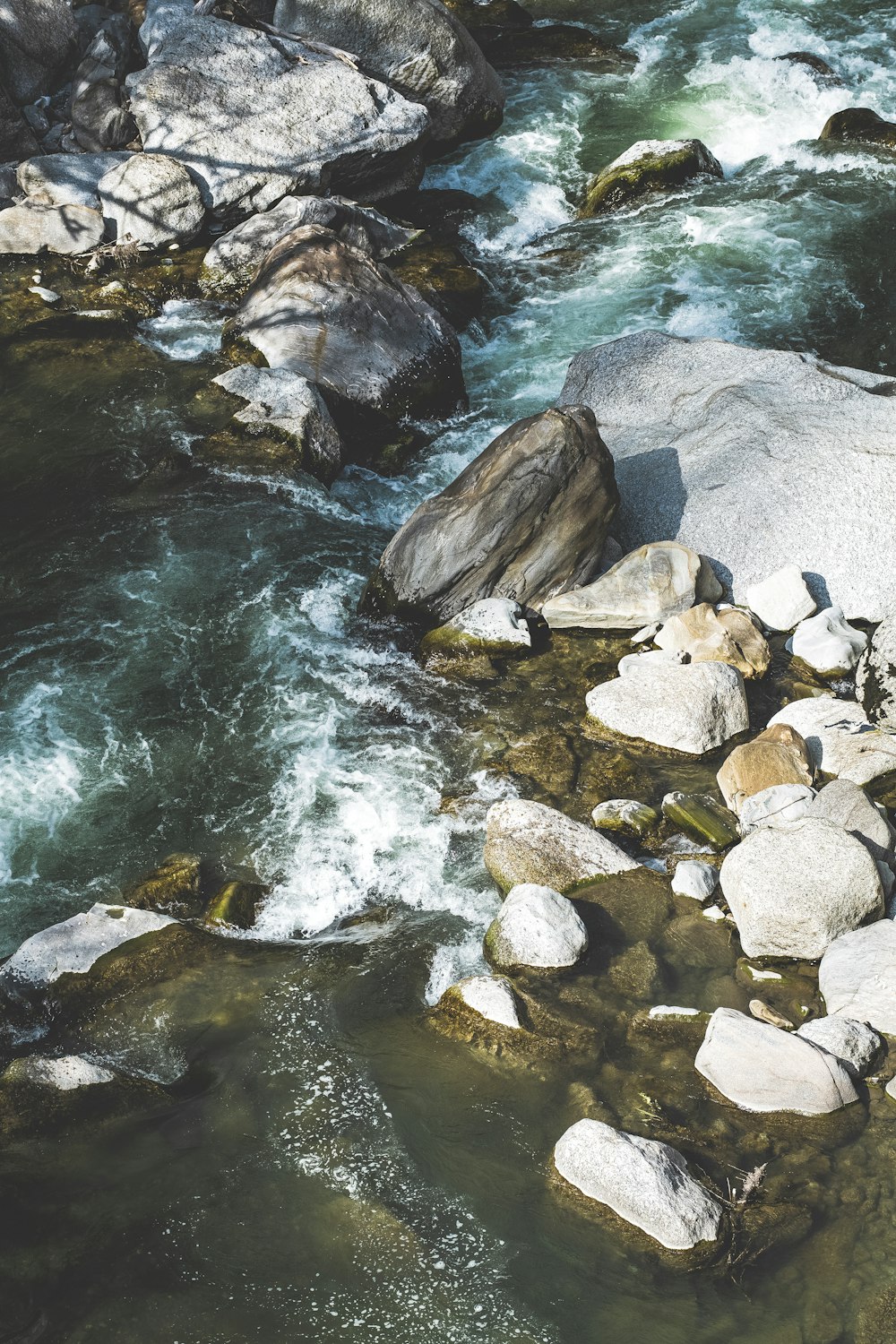 rochas cinzentas no rio durante o dia