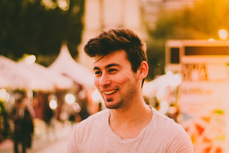 Nuori mies valkoisessa paidassa