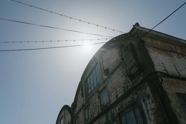 Factory exterior view of 隆塑智造 building under the morning sunlight.