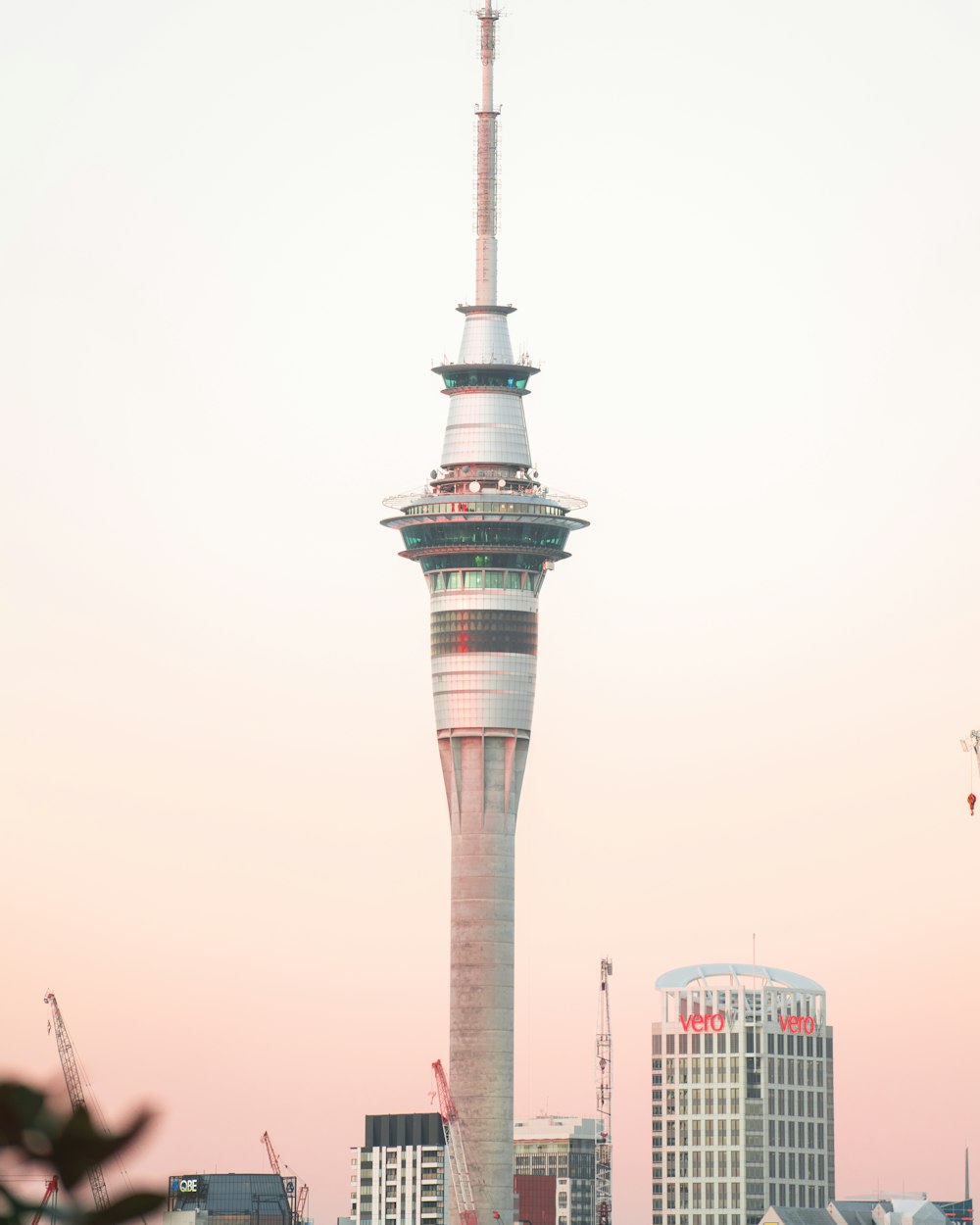 Torre branca durante o dia