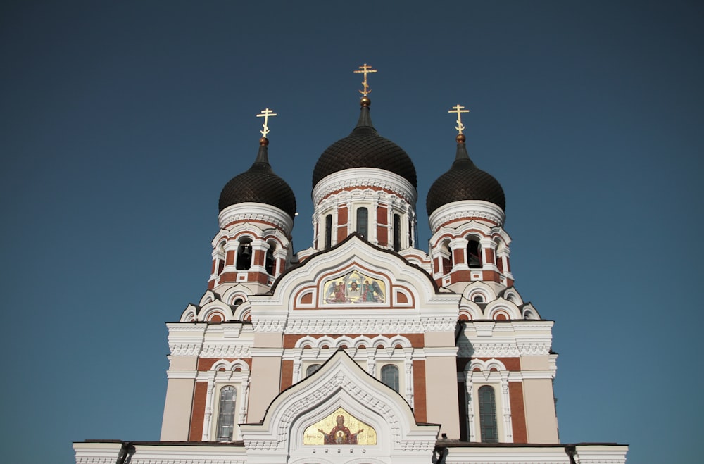 Kirche aus weißem und braunem Beton