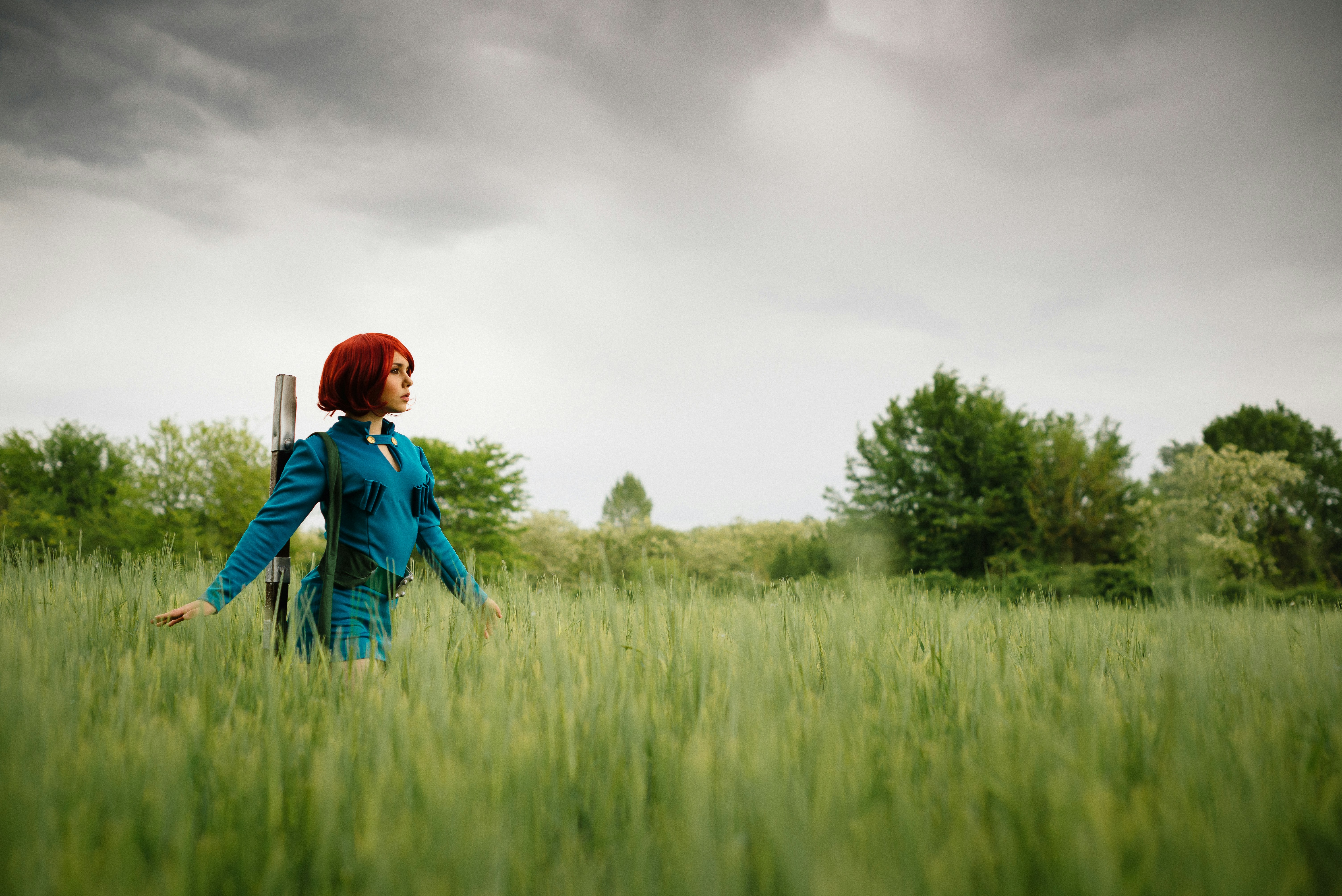 Ворона на стогу. 1 мая поле. Картинки для детей людину поле. Энн бежит по полю. Человек в поле свобода.