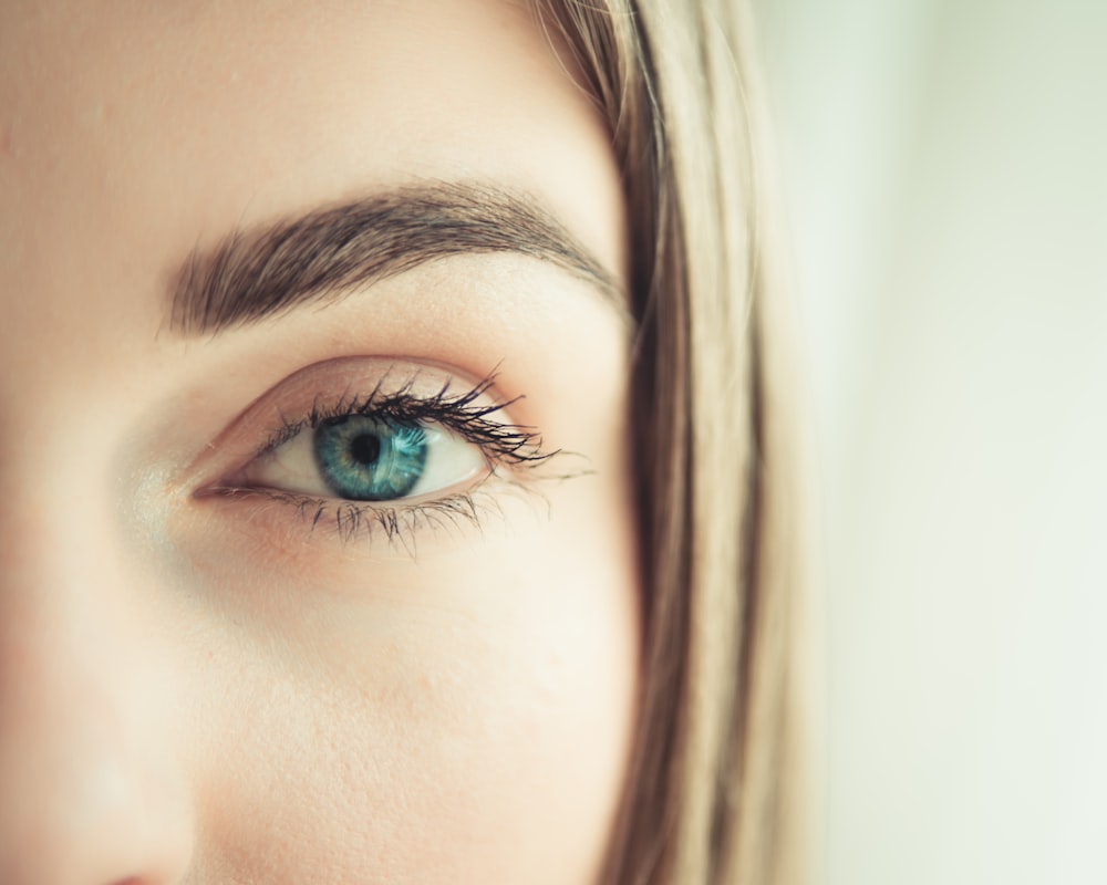 woman's blue eye