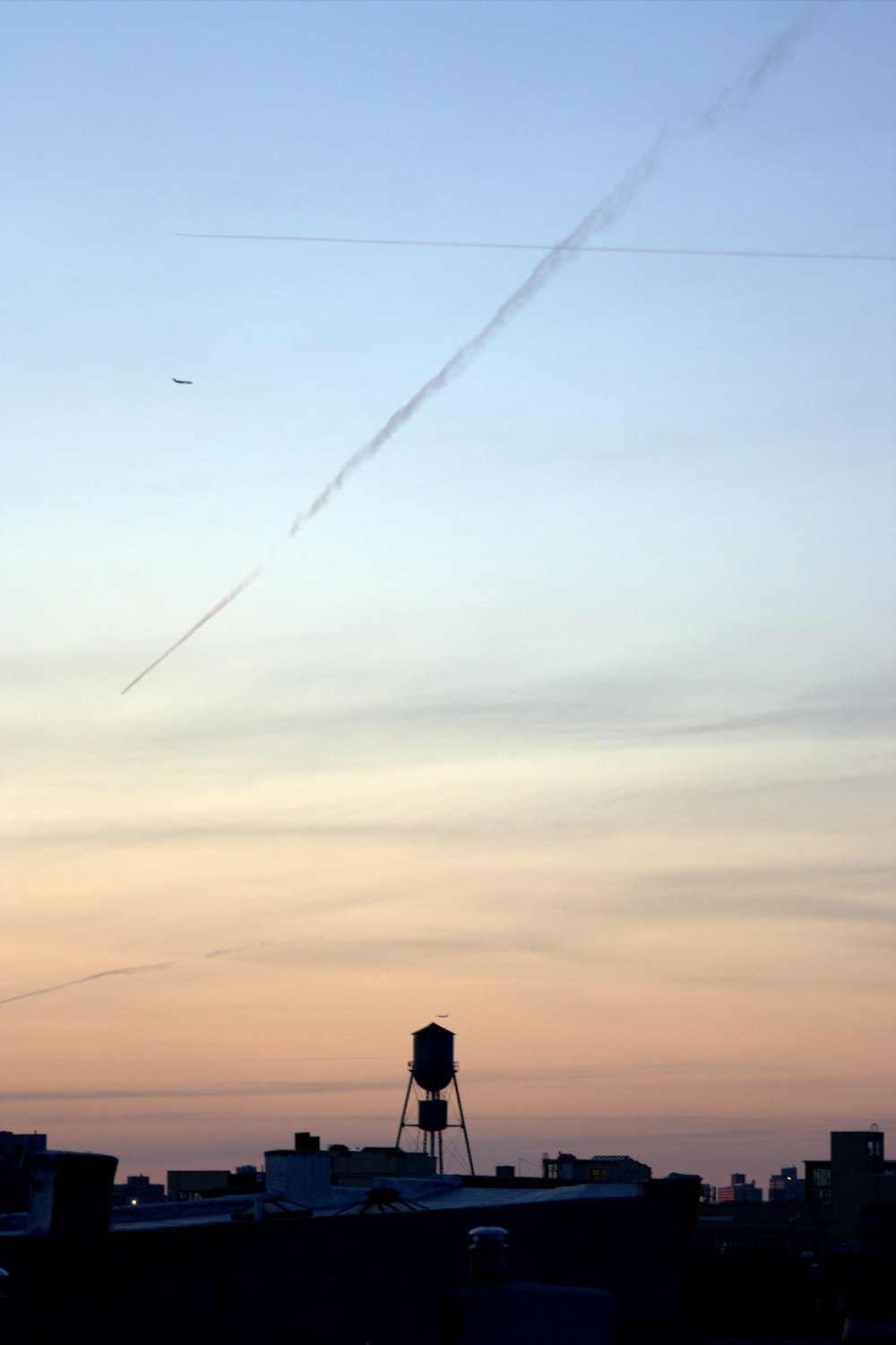 Ein Flugzeug, das am Himmel über einer Stadt fliegt