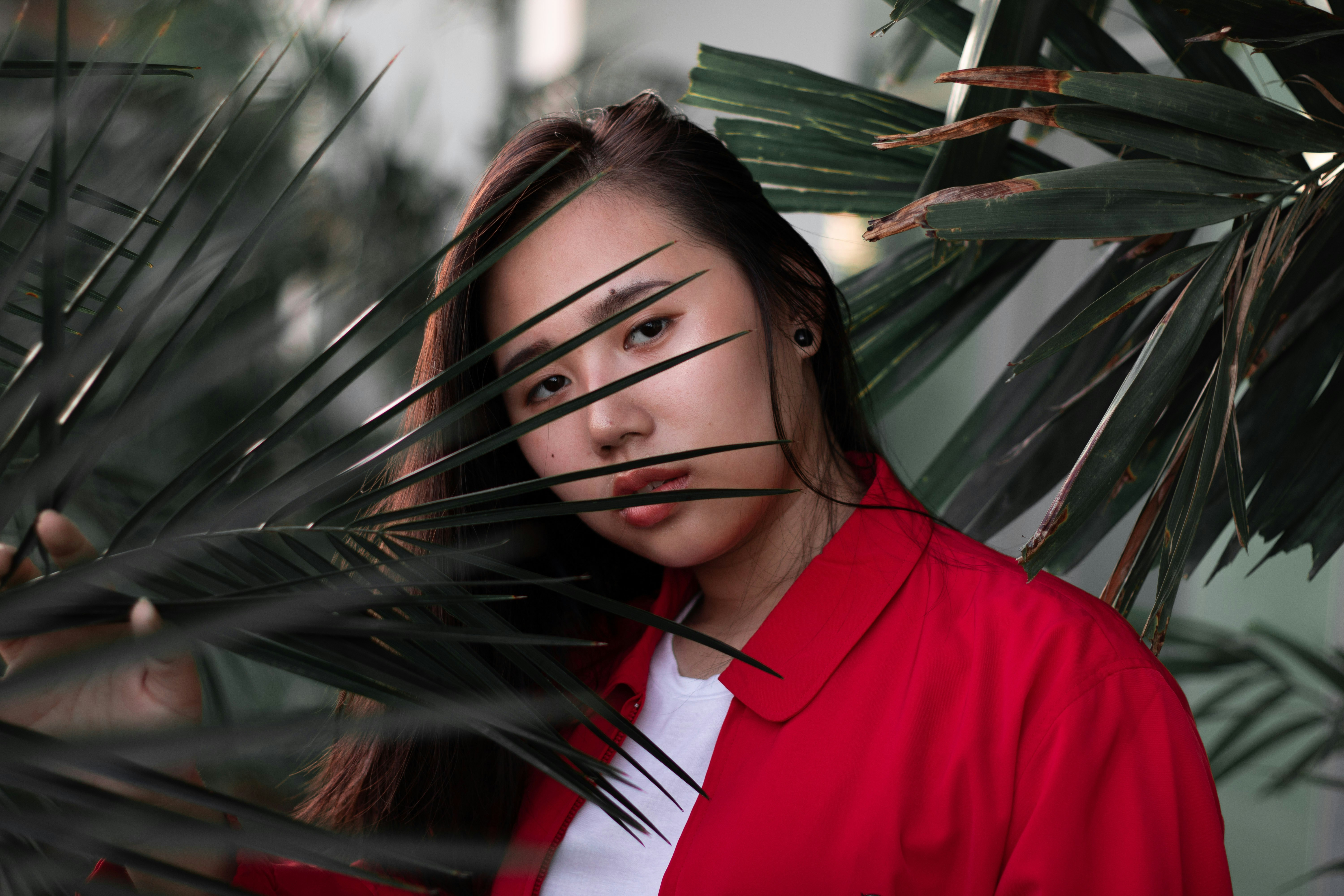 mujer con chaqueta roja
