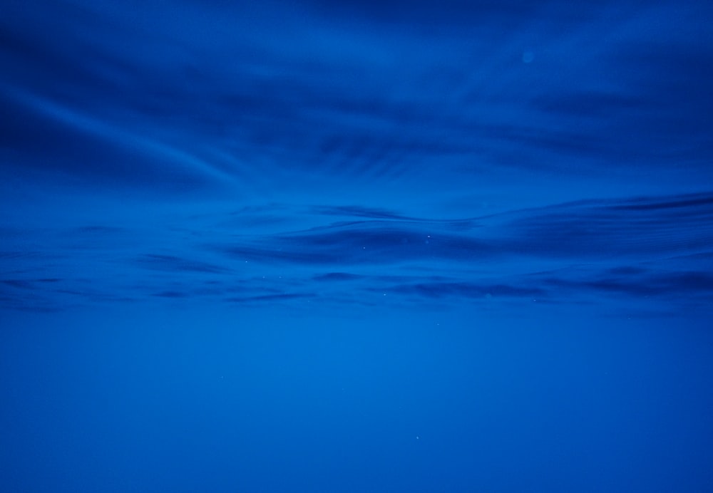 a plane is flying in the sky at night