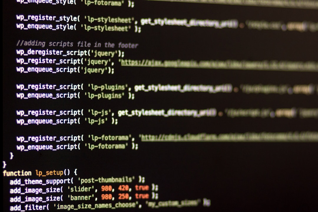 Tela de computador com linhas de código representando algoritmos