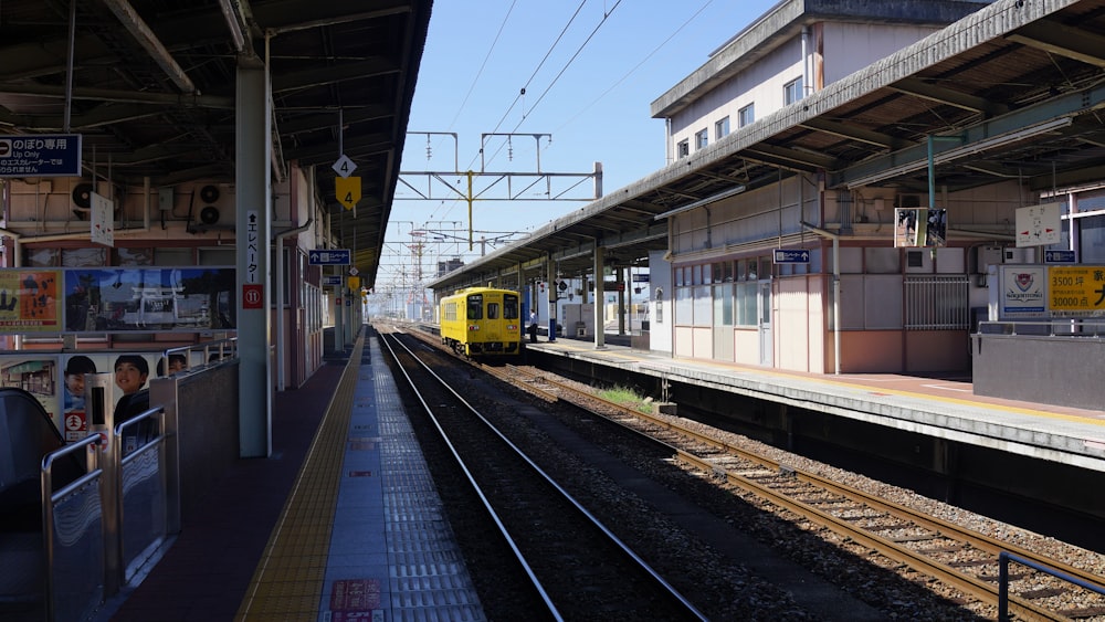 Tren amarillo