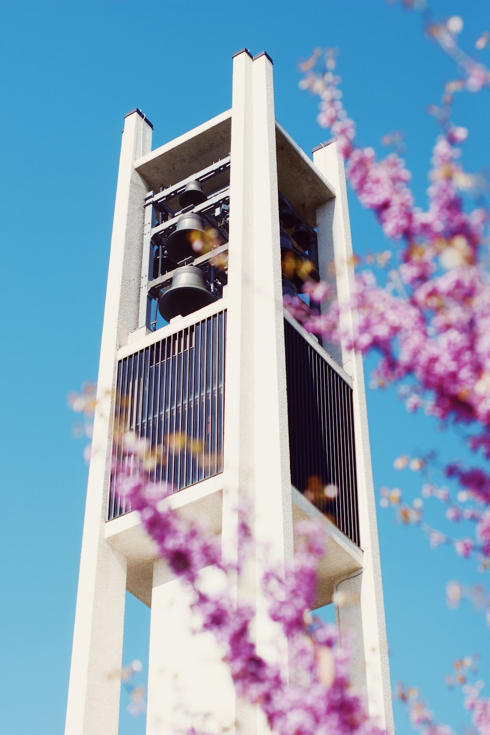 Edificio de gran altura blanco