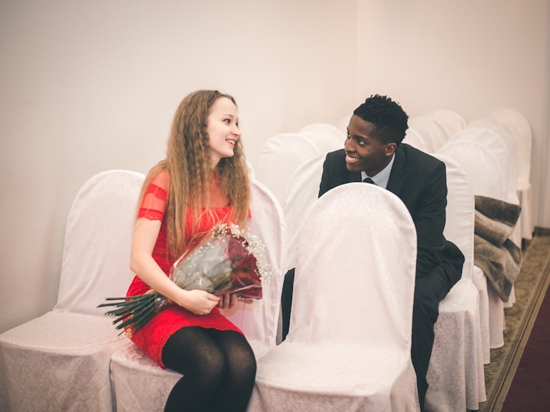 Mujer con flores en comunidad diversa