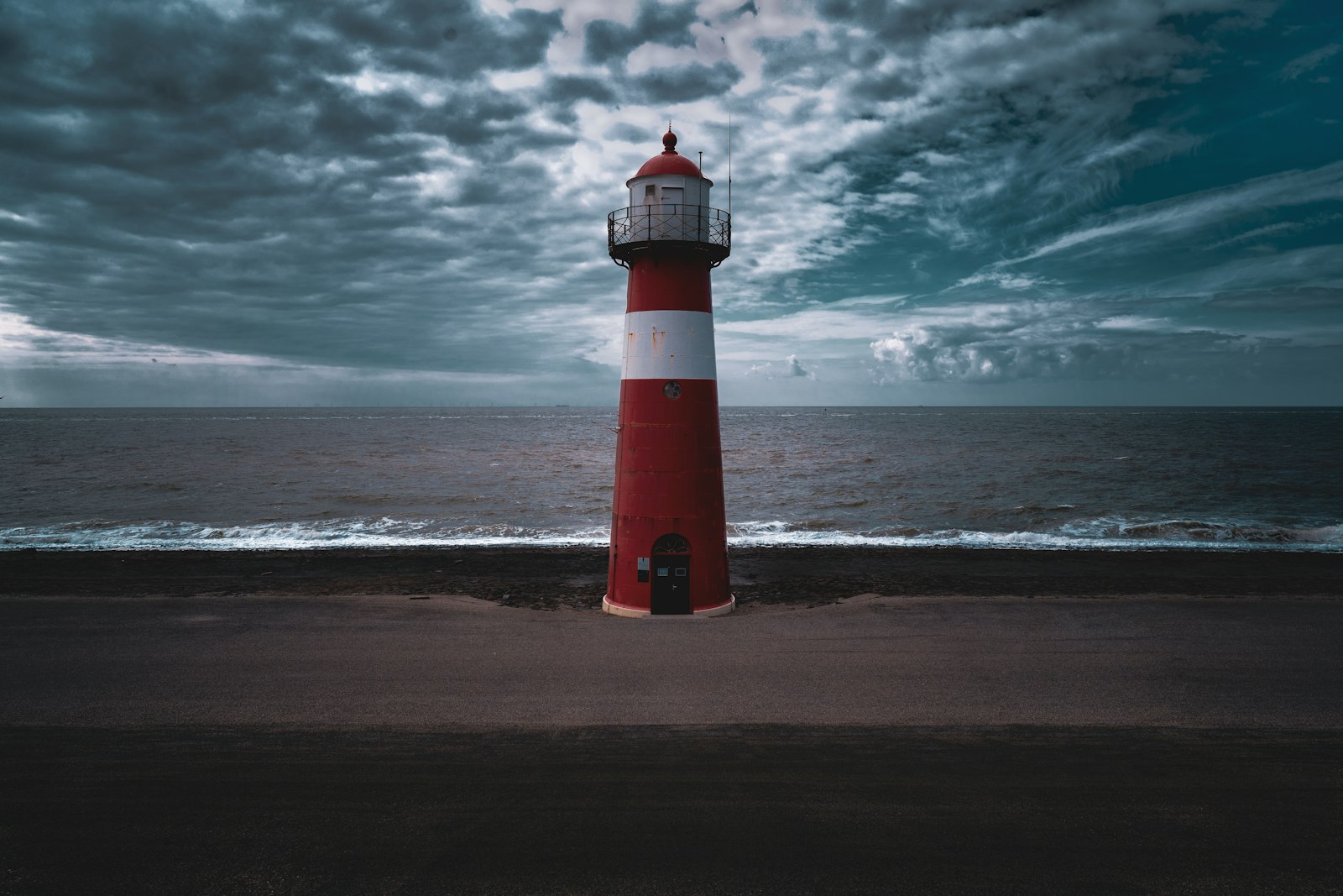 Sony a7 III + ZEISS Batis 25mm F2 sample photo. Red and white lighthouse photography