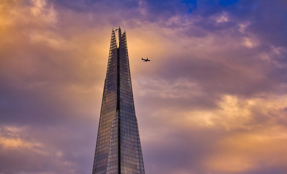 Avión cerca del edificio