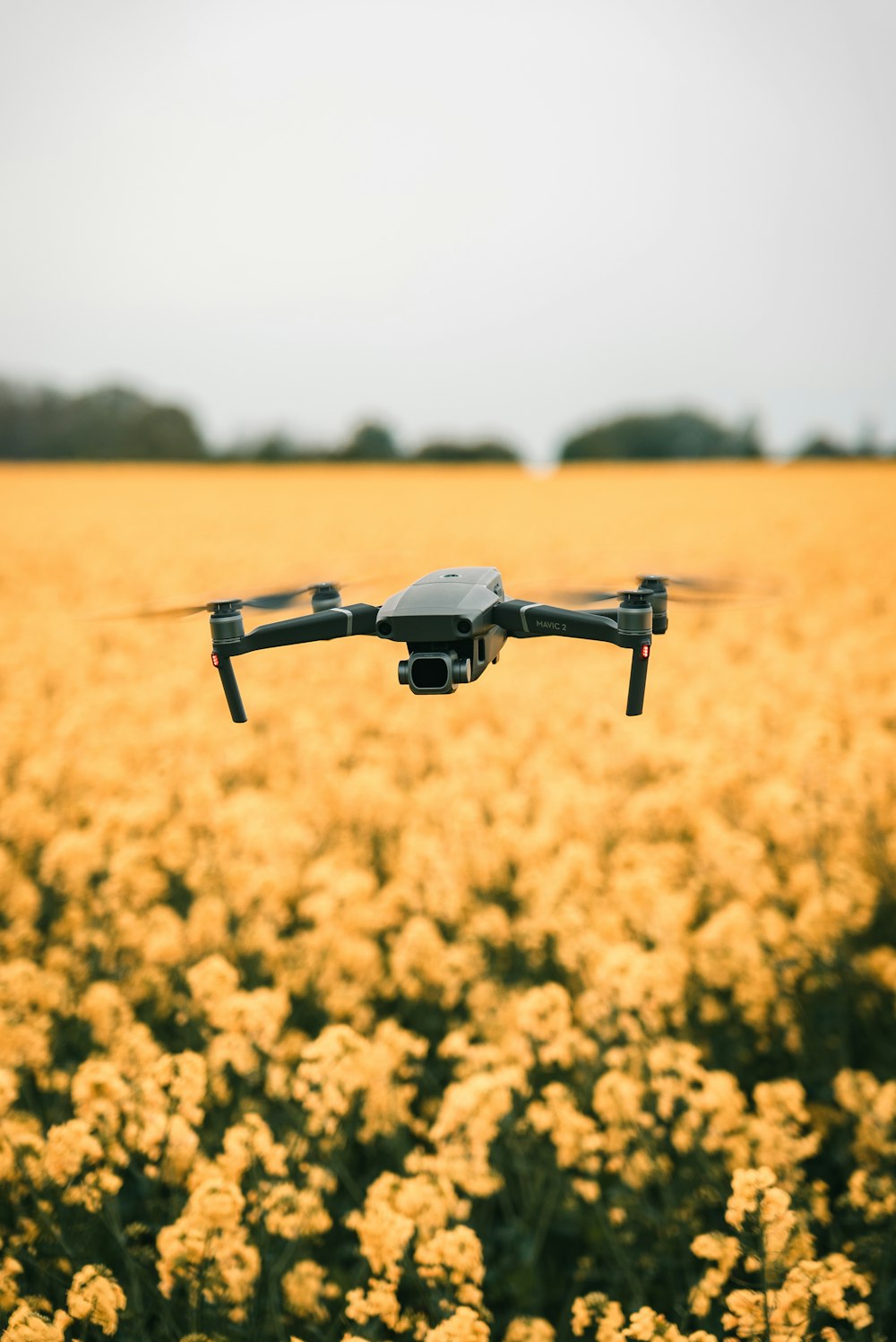 Dron negro durante el día