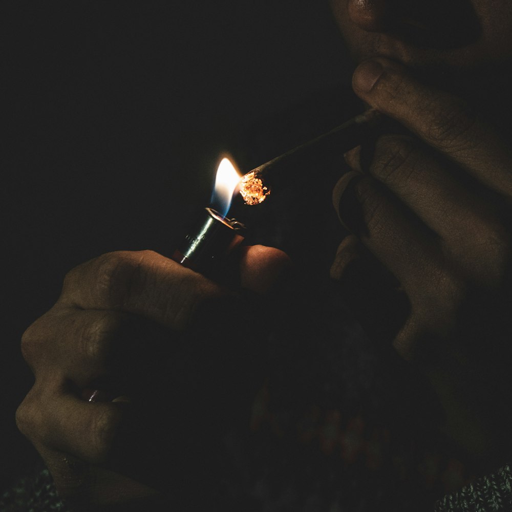 hombre encendiendo un cigarrillo